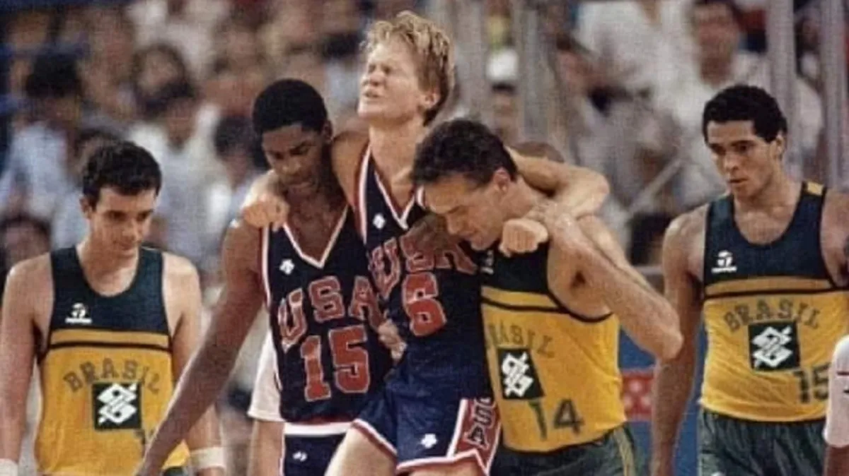 Oscar carrega Steve Kerr em jogo no Mundial de 86.