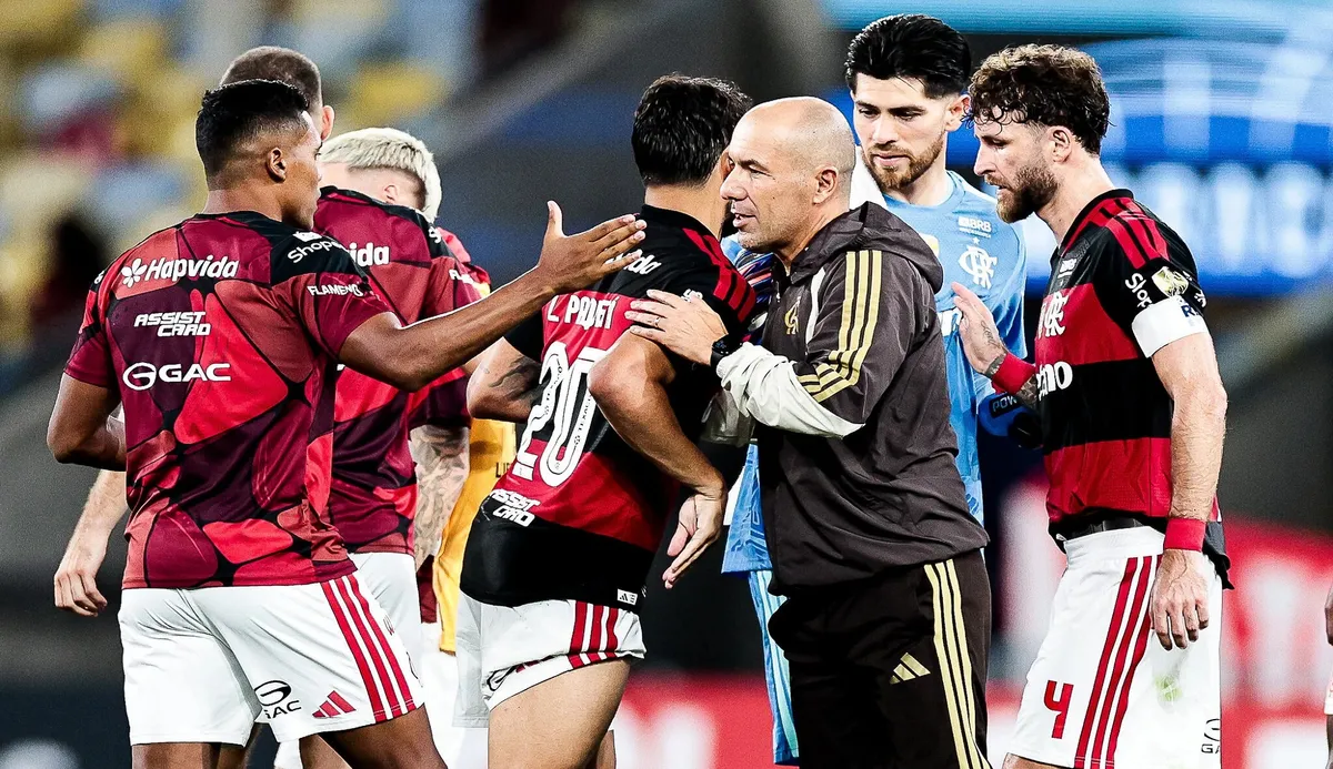 Leonardo Jardim cumprimentando jogadores do Flamengo