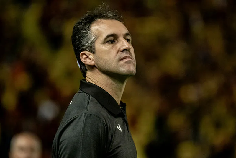 Léo Condé na beira do campo