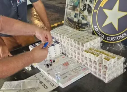 Imagem ilustrativa da imagem Tenente-coronel da PM é preso com mais de 300 ampolas de substância emagrecedora
