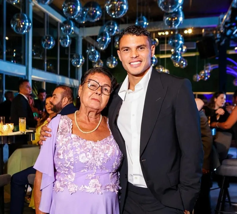 Zagueiro Thiago Silva presta homenagem a mãe, que faleceu neste sábado, 14