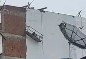 Imagem ilustrativa da imagem Trabalhador fica pendurado em andaime após corda ceder na Bahia