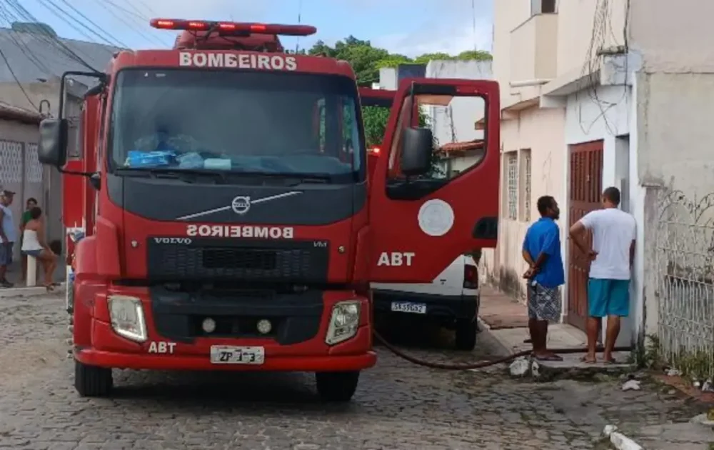 Ao chegarem ao local, os bombeiros iniciaram o combate ao incêndio