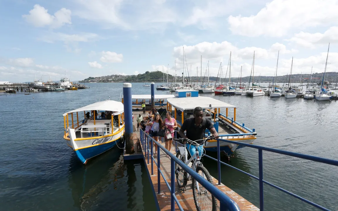 Pessoas desembarcando no terminal marítimo da Ribeira