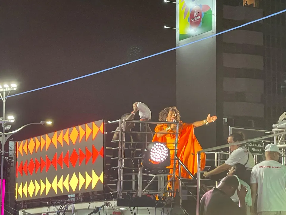 Desfile da Maga iniciou por volta de 19h40.