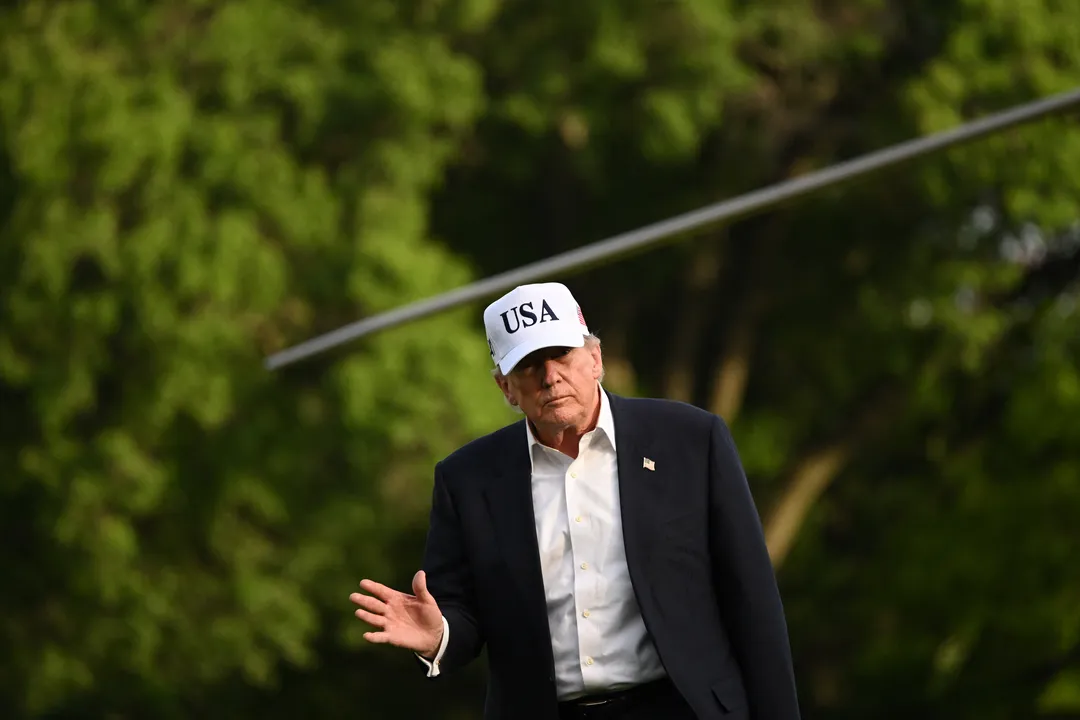Donald Trump, acena após desembarcar do helicóptero Marine One no gramado sul da Casa Branca.