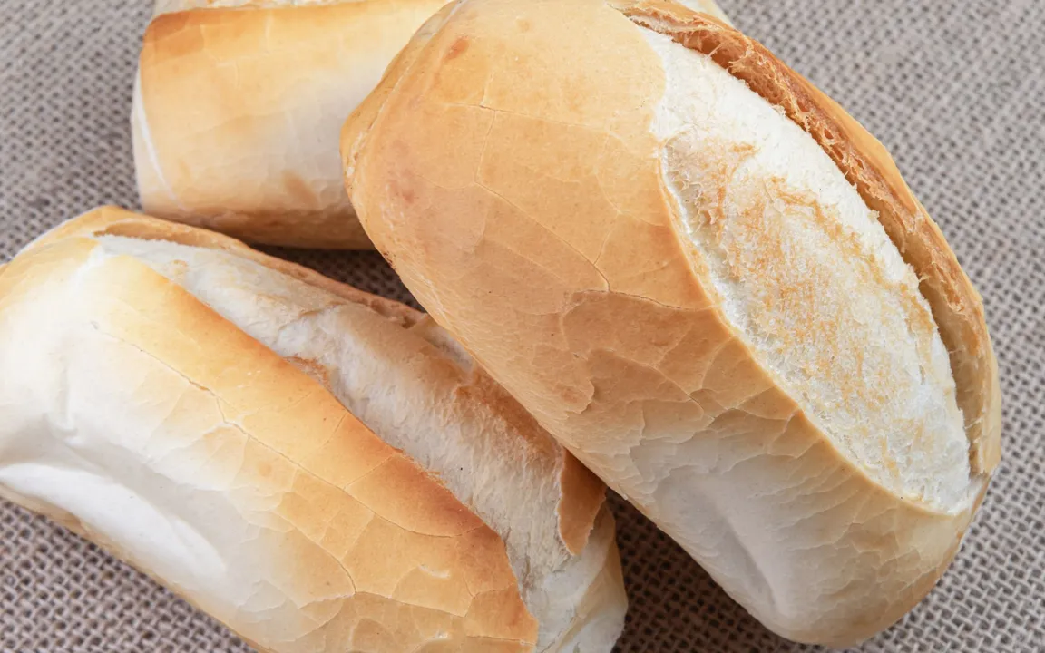 O pão serve como uma esponja natural na hora da limpeza