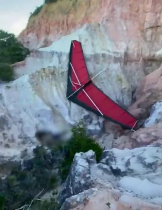 Imagem ilustrativa da imagem Turista cai de asa-delta durante voo em destino turístico da Bahia