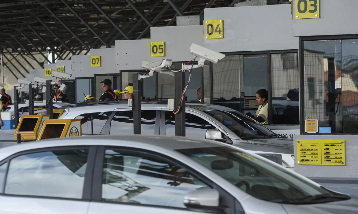 Carros no pedágio