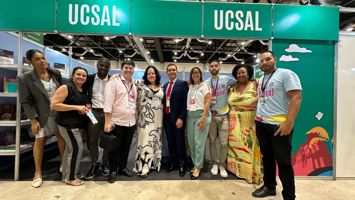 Reitor Prof. Dr. Deivid Carvalho Lorenzo, pró-reitoras e colaboradores da UCSal no estande da Bienal do Livro Bahia 2024