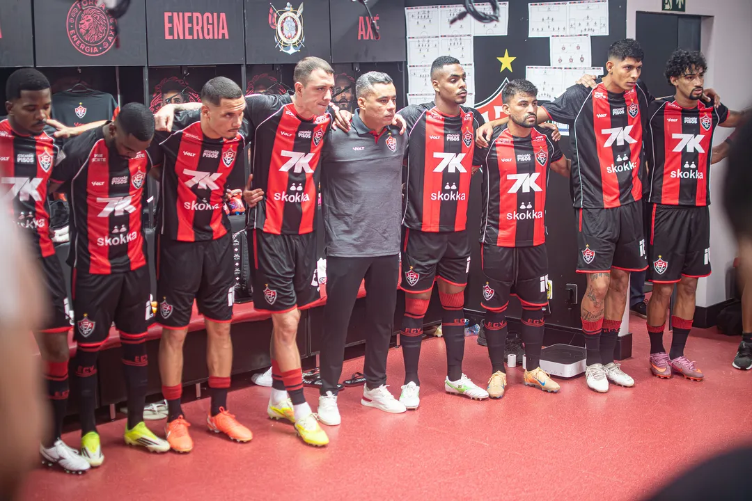 Time do Vitória reunido antes da partida contra o Coritiba