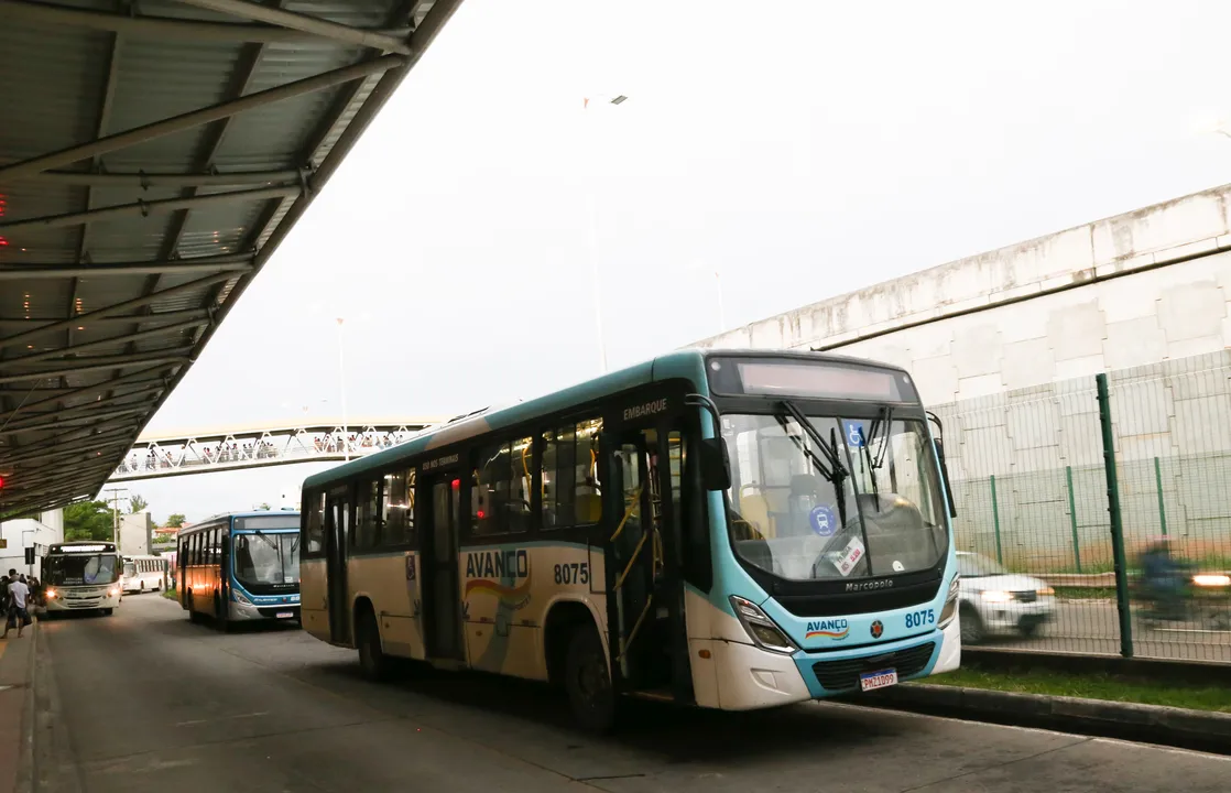 PAUTA MASSA/SALVADOR/PORTAIS Rodoviários da Região Metropolitana iniciam greve por tempo indeterminado- impacto da greve na vida dos usuários do serviço de transporte público. Na foto:ônibus da empresa avanço que ameaçava parar. Foto:Denisse Salazar /AG. A TARDE Data: 17/05/2024