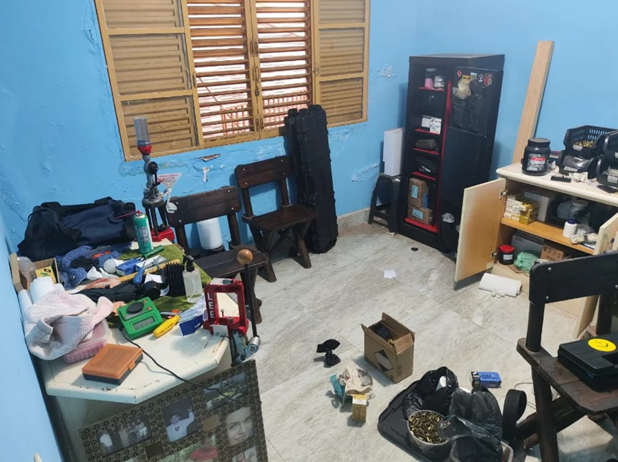 Além do arsenal, agentes também recolheram celulares, documentos e dinheiro