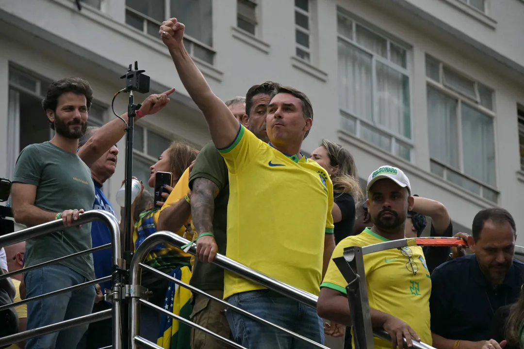 Flávio Bolsonaro utiliza colete à prova de balas em eventos públicos