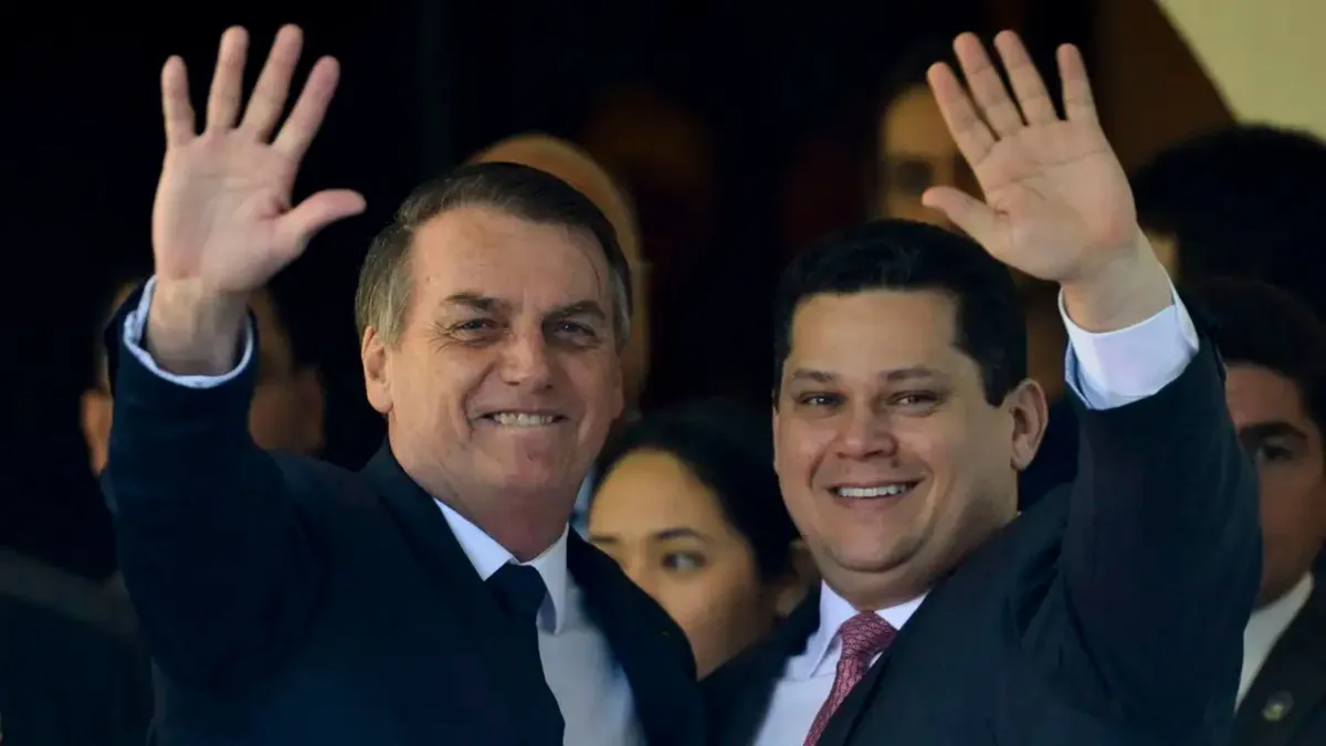 Davi Alcolumbre ao lado do ex-presidente Bolsoanaro