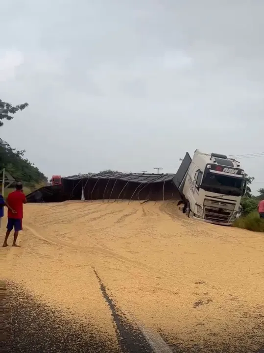Caminhão de soja tomba na BR-242