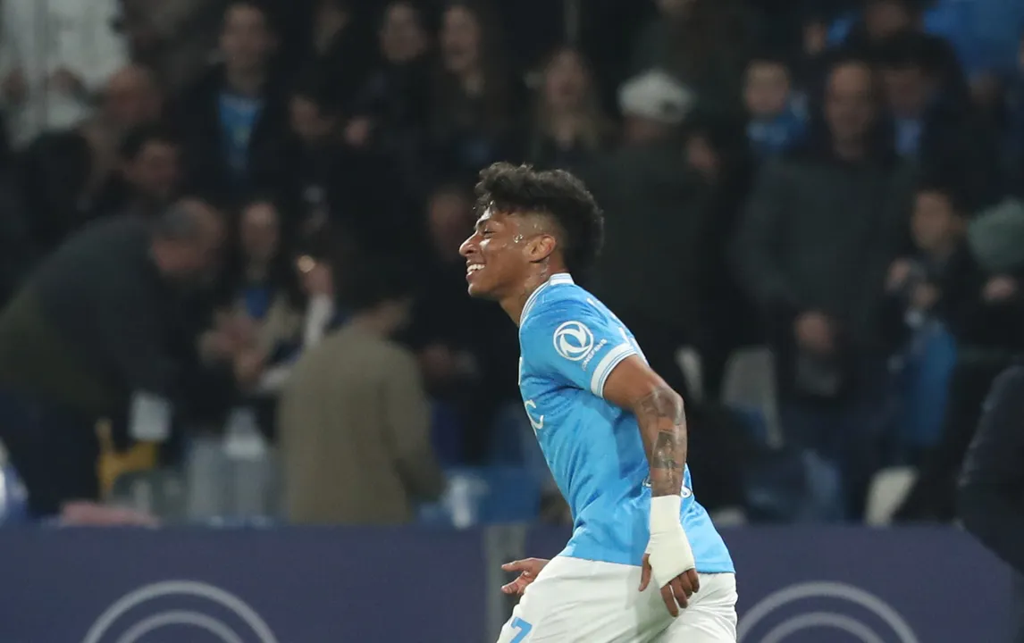 Alison Santos comemorando gol pelo Napoli