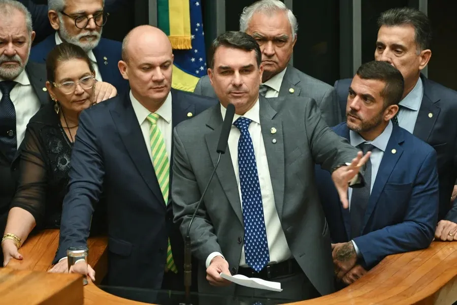Flávio Bolsonaro em sessão conjunta do Congresso