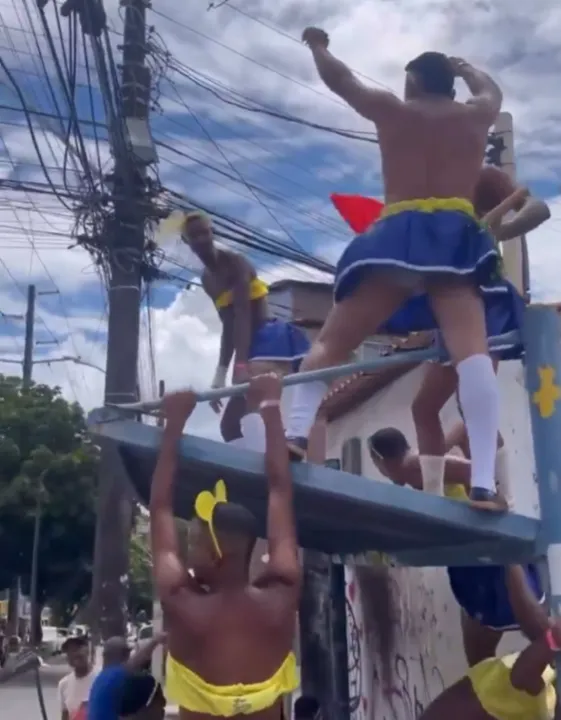 Homens em cima de ponto de ônibus