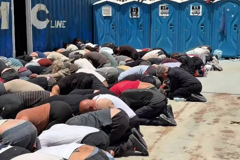 Trecho do vídeo publicado pelo ministro da Segurança Nacional de Israel mostra ativistas ajoelhados