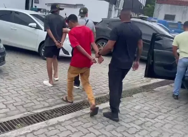 Imagem ilustrativa da imagem Vídeo: suspeitos de furtar R$ 400 mil em joias são presos tentando fugir