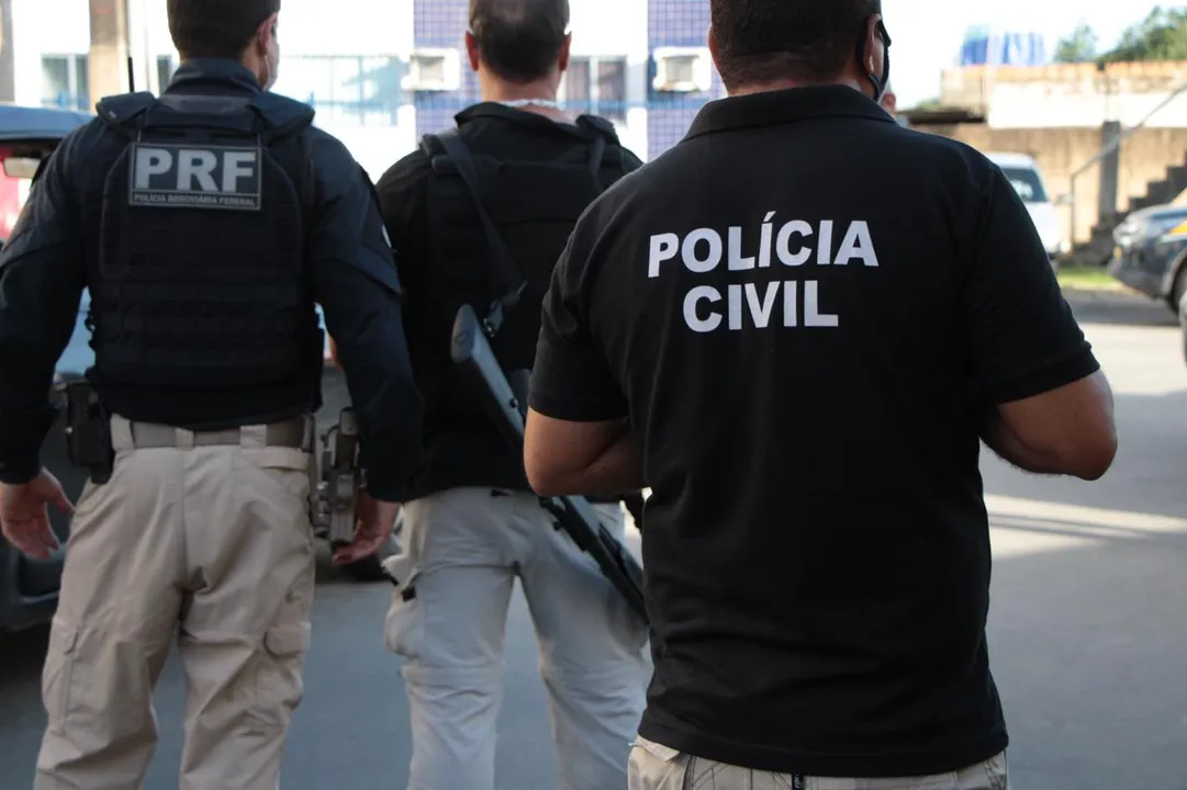 Mulher é presa por esfaquear vizinha por vingança