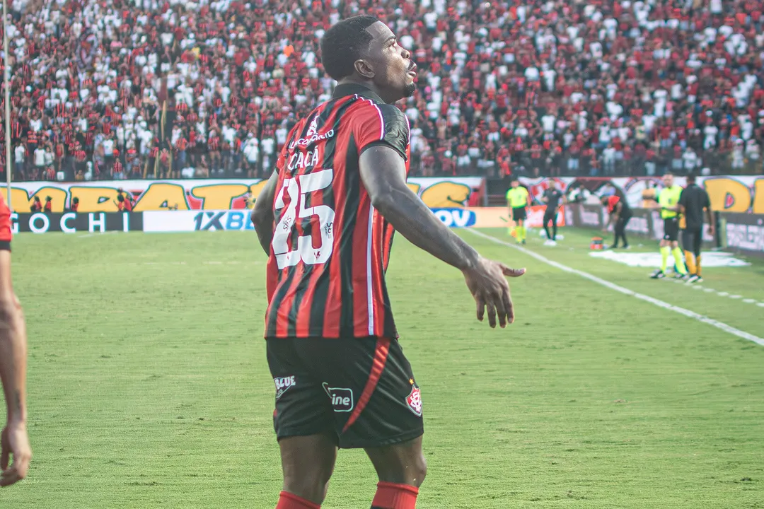 Cacá comemorando gol contra o São Paulo