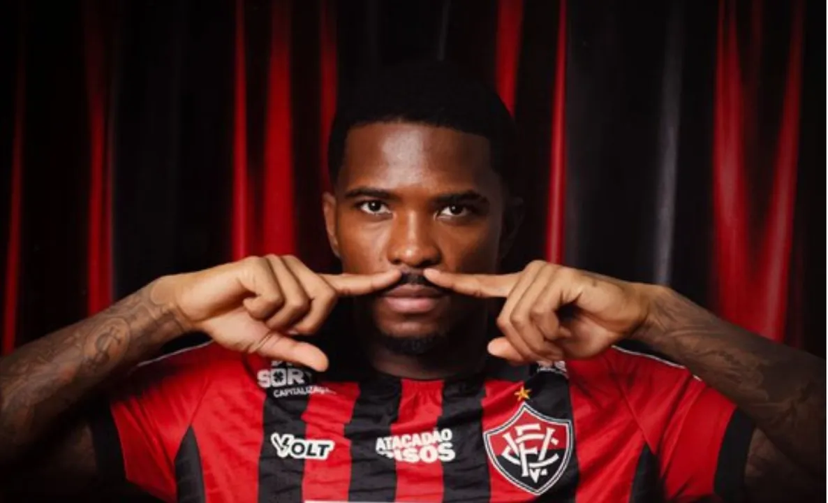 Cacá em anuncio oficial do Vitória