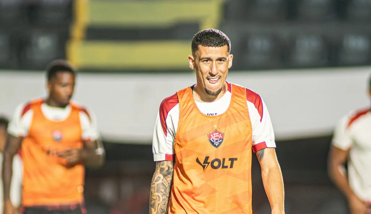 Gabriel Baralhas em campo pelo Vitória no Barradão
