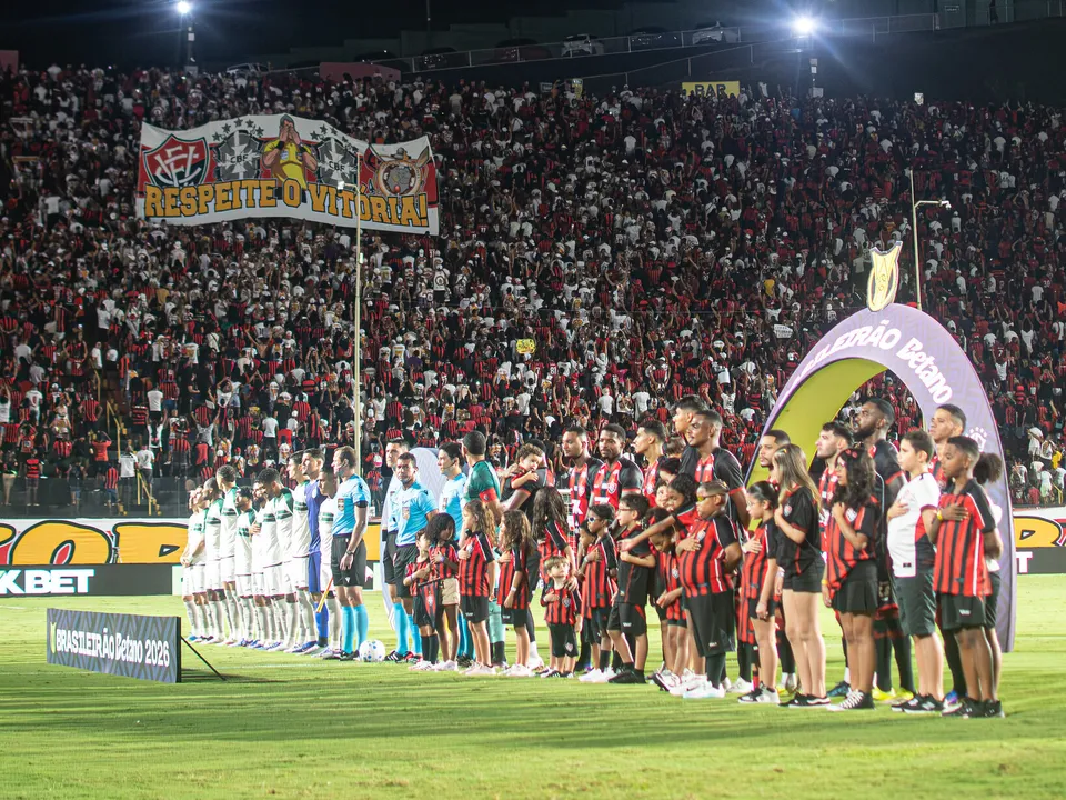 Cartaz exibido pela torcida do Vitória em protesto contra a arbitragem e CBF