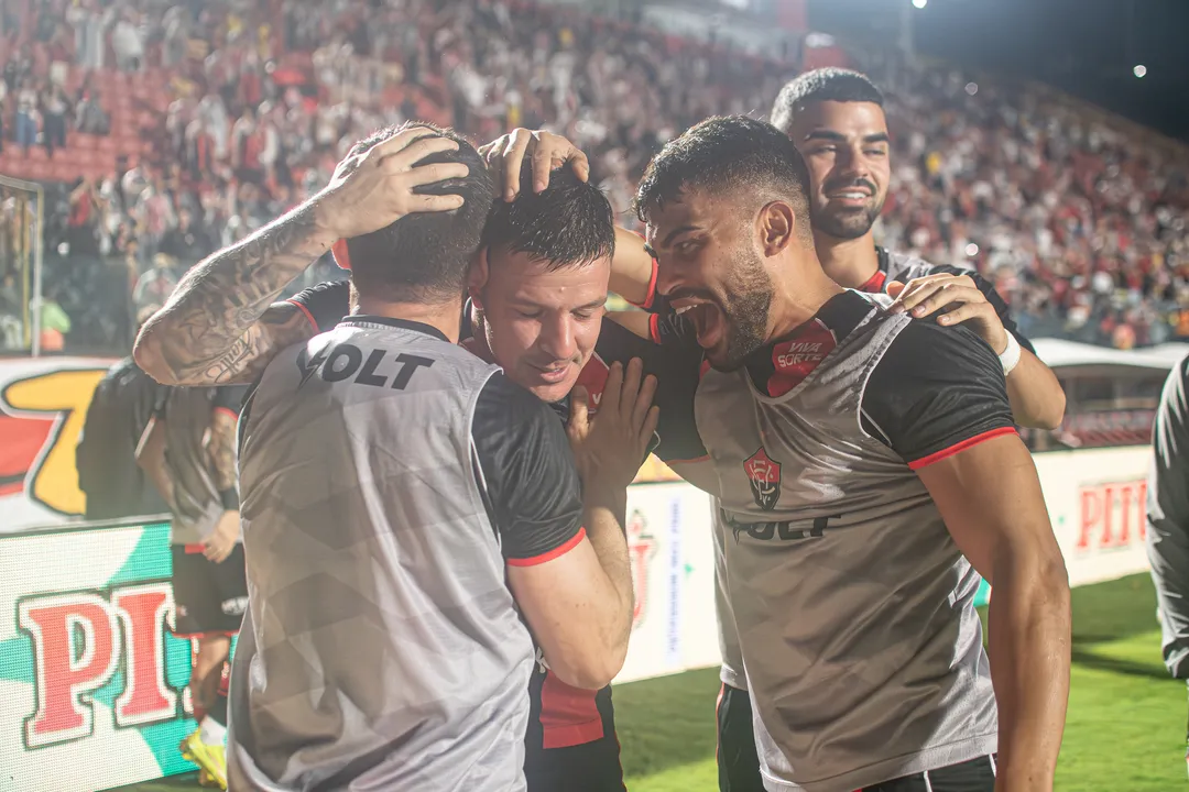 Jogadores do Vitória comemoram gol de Kayzer