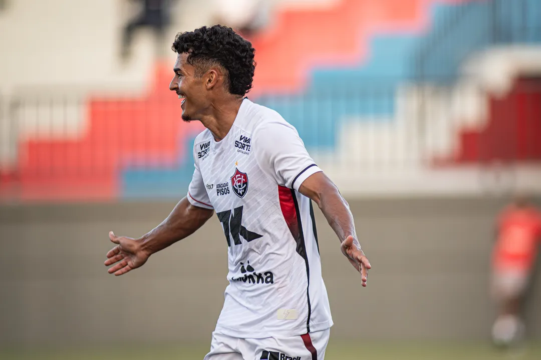 Luis Miguel em campo pelo Vitória