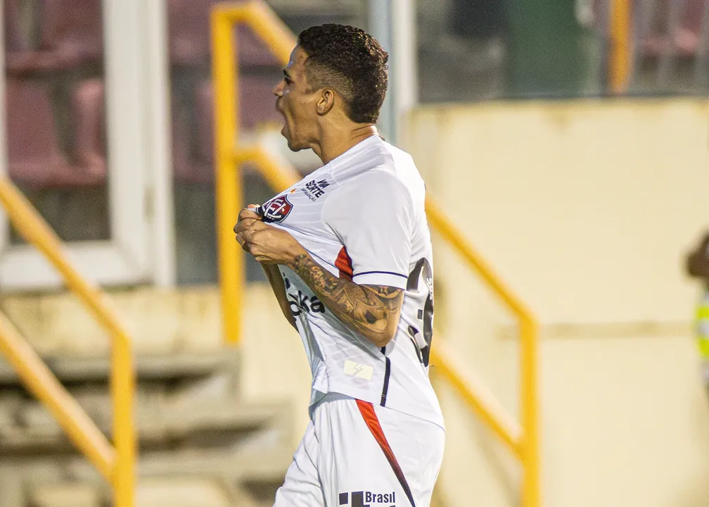 Erick em ação pelo Vitória