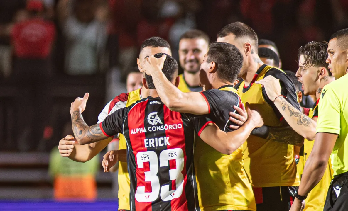 Erick marcou o primeiro gol do Vitória contra o Flamengo