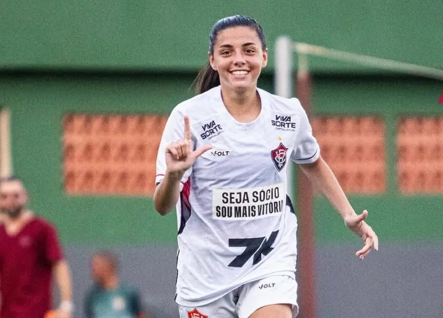 Atacante Isa em campo com a camisa do Vitória