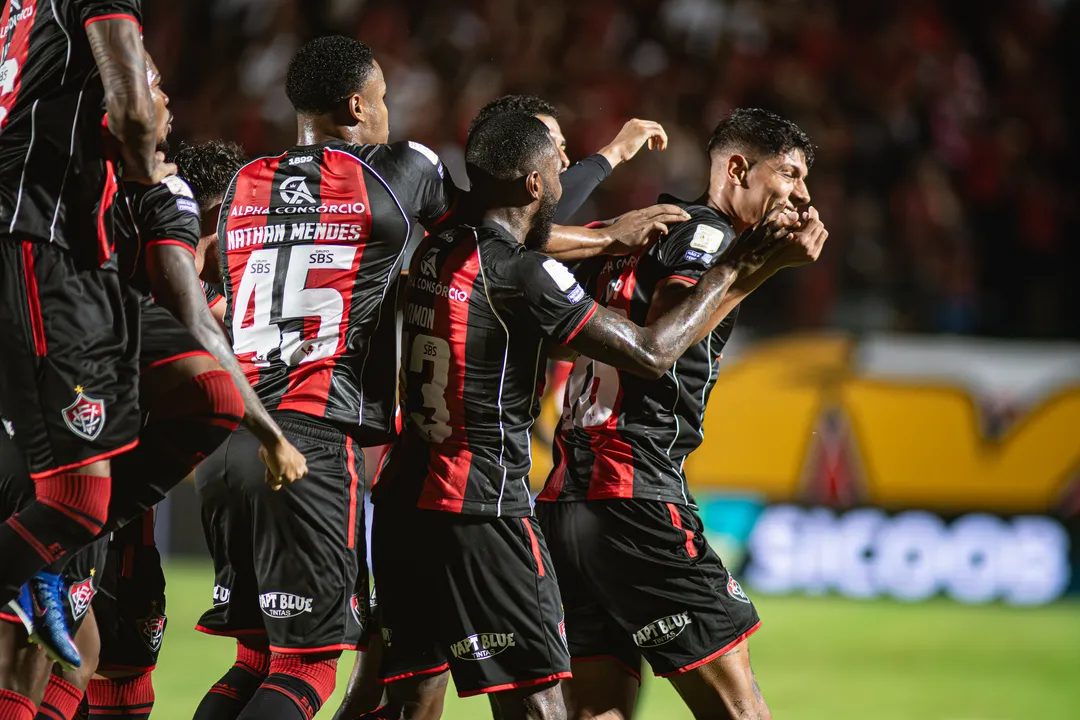 Jogadores do Vitória comemoram gol de Zé Vitor