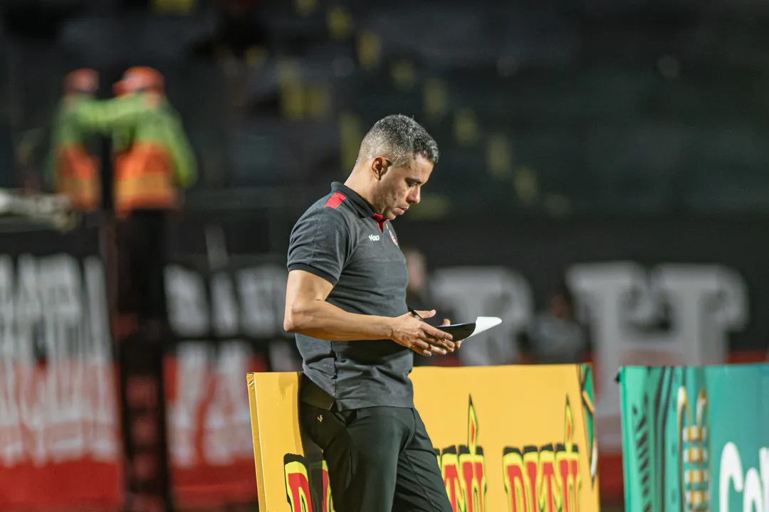 Jair Ventura, técnico do Vitória