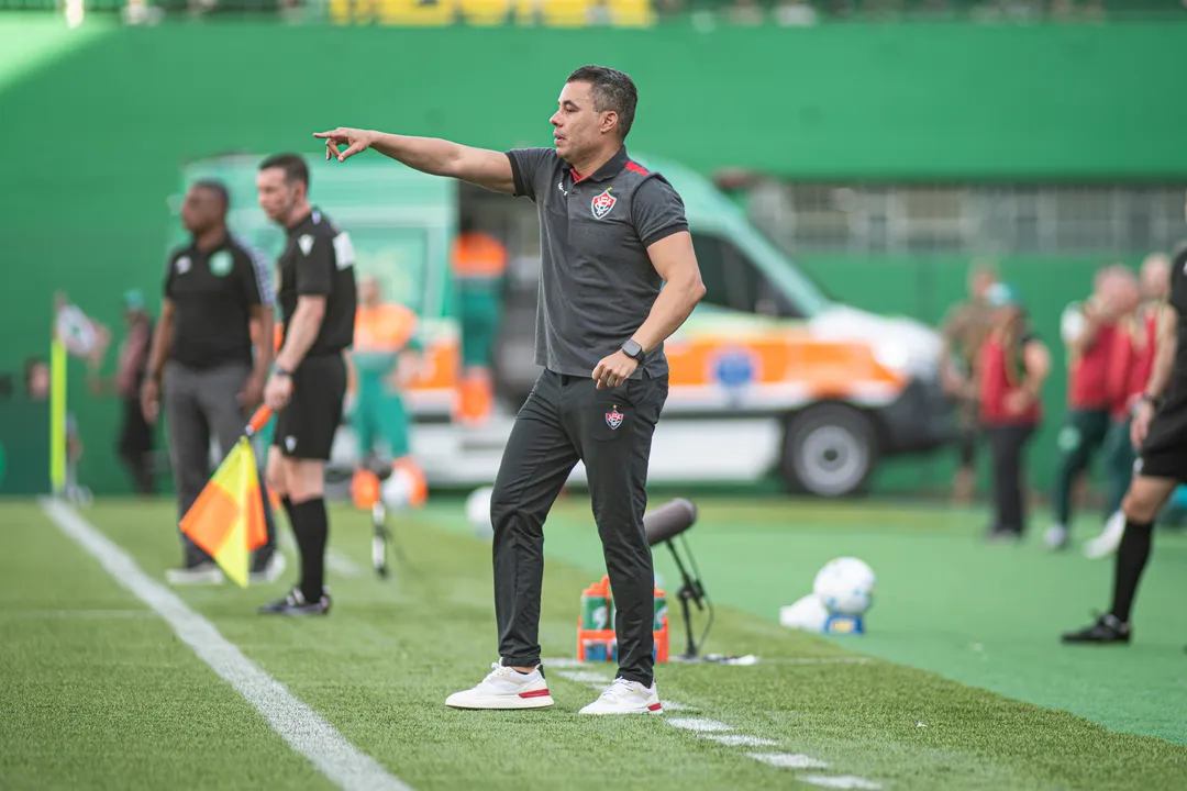 Jair Ventura, técnico do Vitória, na Arena Condá