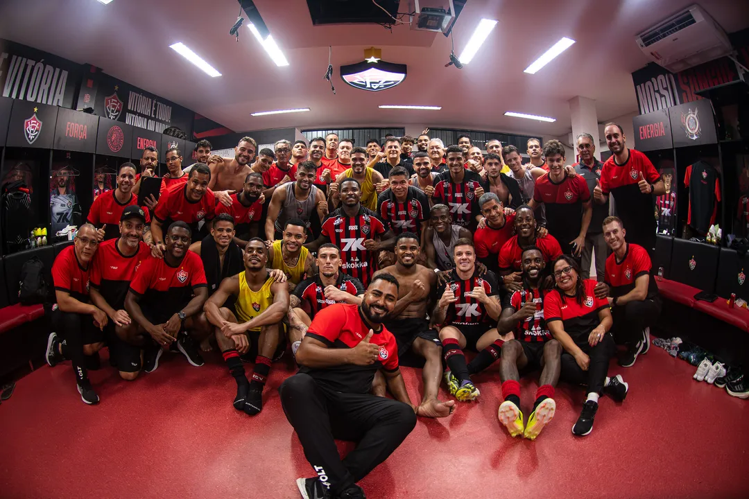 Vestiário do Vitória em comemoração após a vitória sobre o São Paulo