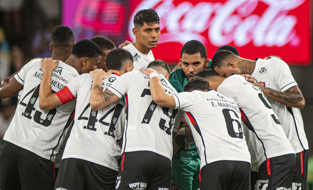Jogadores do Vitória em campo contra o Flamengo no Maracanã