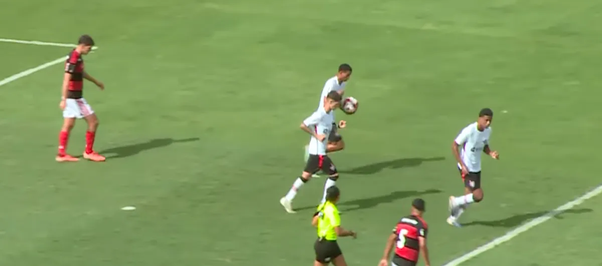 Imagem ilustrativa da imagem Vitória perde invencibilidade no Brasileirão Sub-20 contra o Flamengo
