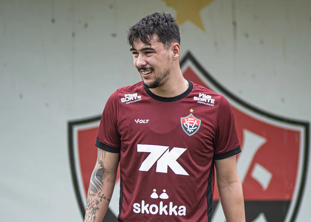 Claudinho, lateral-direito do Vitória