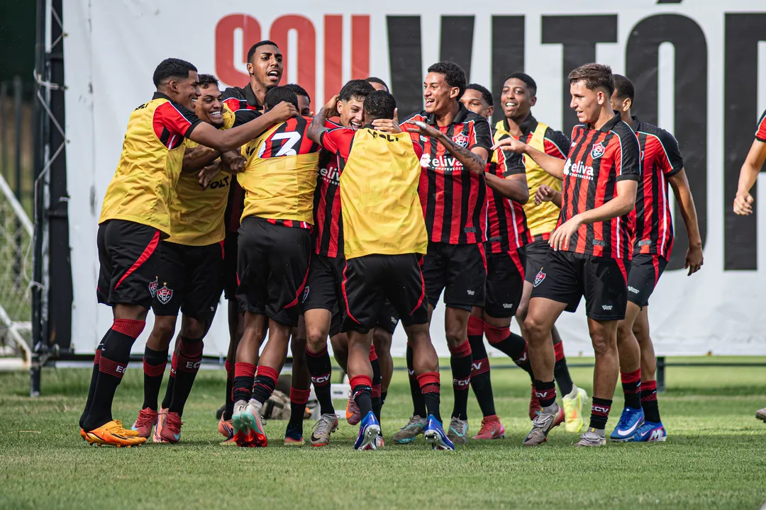 Jogadores do Vitória comemoram gol de Hiago