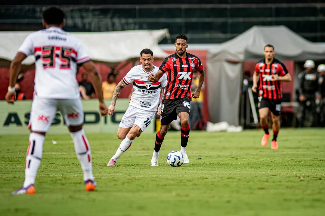 Vitória x São Paulo em campo pelo Brasileirão