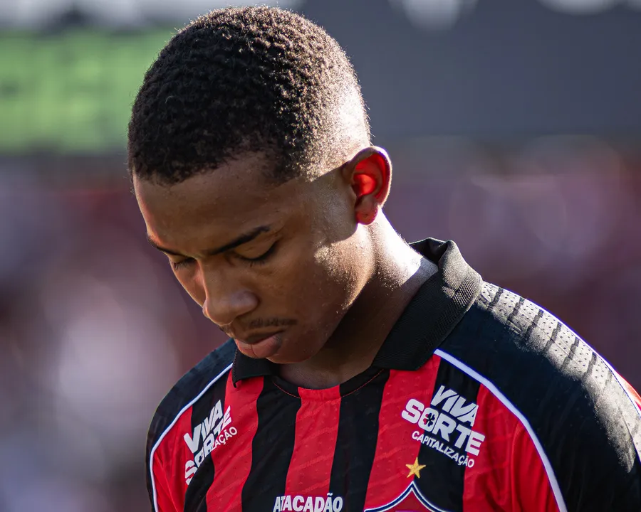 Edenilson em campo pelo Vitória