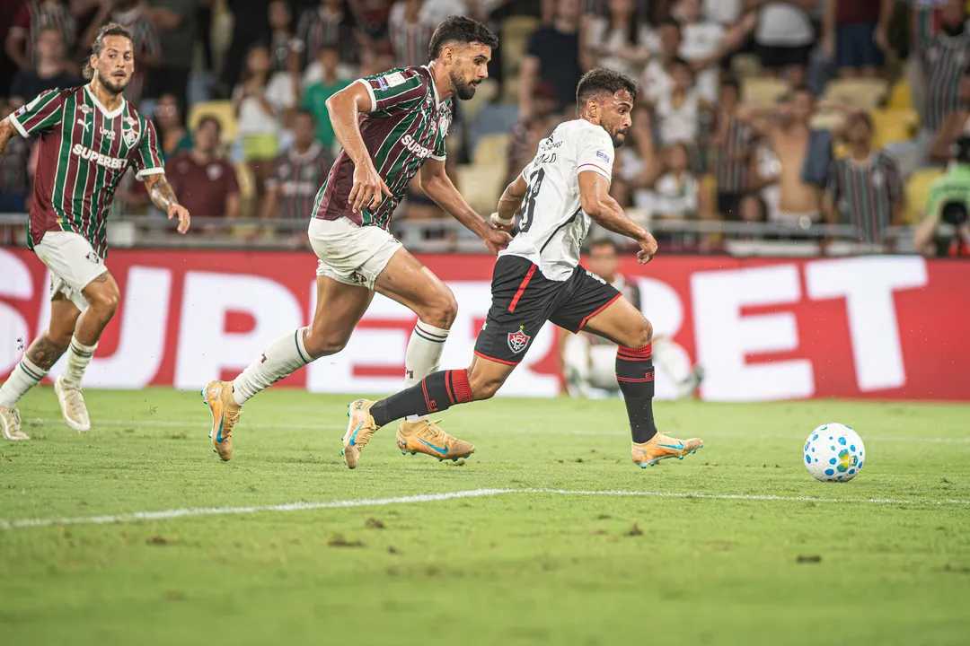Ronald teve ótima chance para o terceiro gol do Vitória