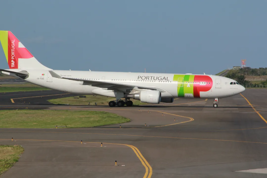 A-330 da Tap Air Portugal taxiando no pátio do Aeroporto de Salvador (BA)