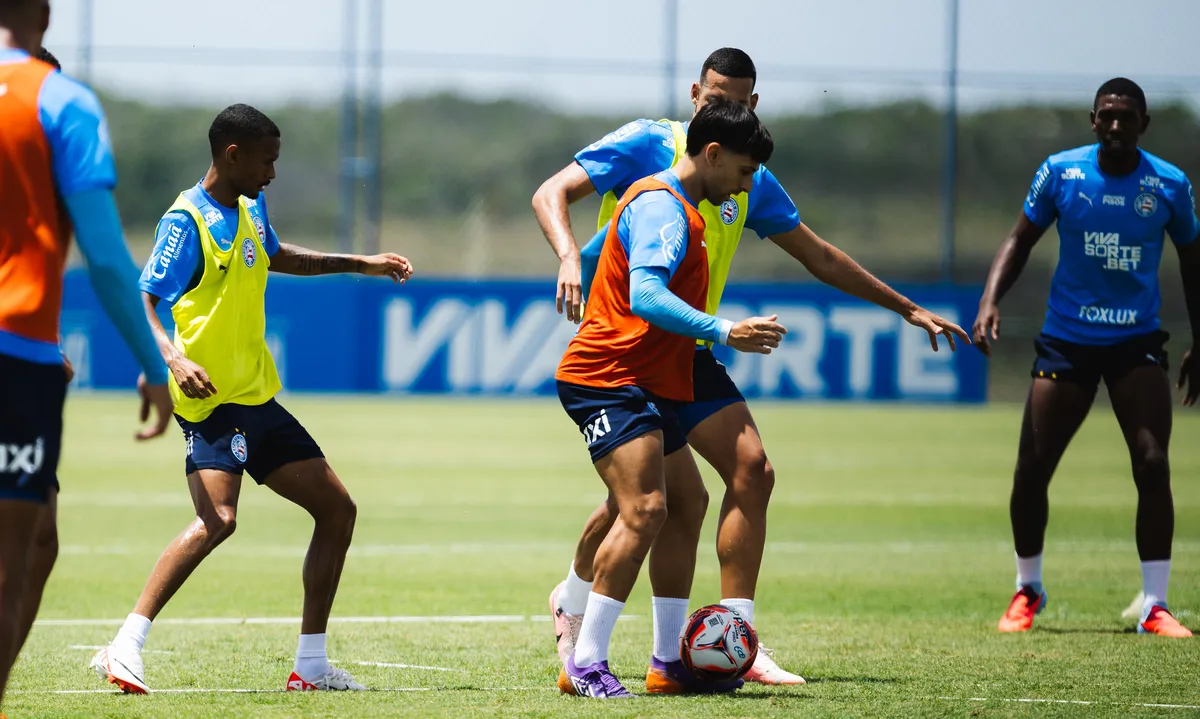 Kanu junto com os companheiros em treino no CT Evaristo de Macedo