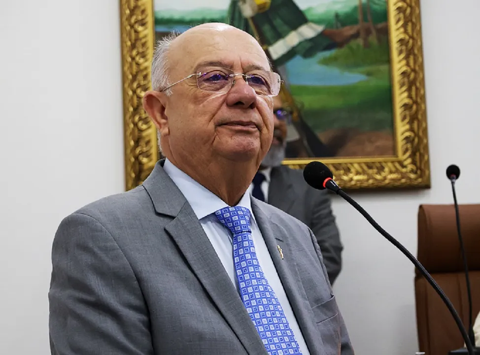 Apoio de Zé Ronaldo é alvo de cobiça do governo e da oposição.