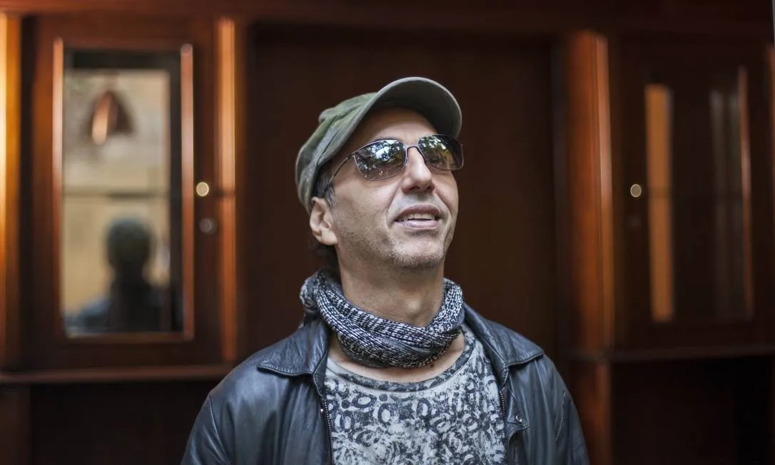 Programa Conversa Brasileira recebe Zeca Baleiro e Roberta Campos